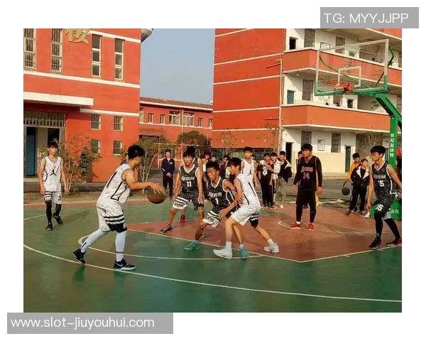 潘霜霜足球宝贝的魅力与激情展现足球场上的青春风采