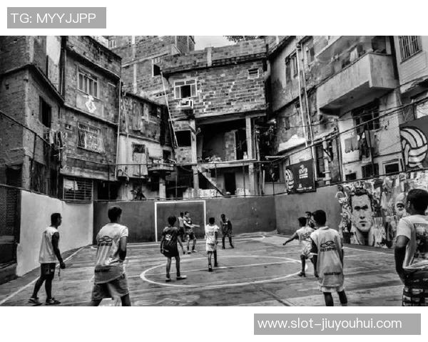 老人街头足球：传承激情与友谊的快乐时光